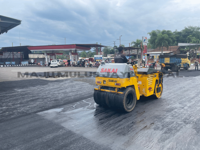 pengaspalan area SPBU Jawa Barat